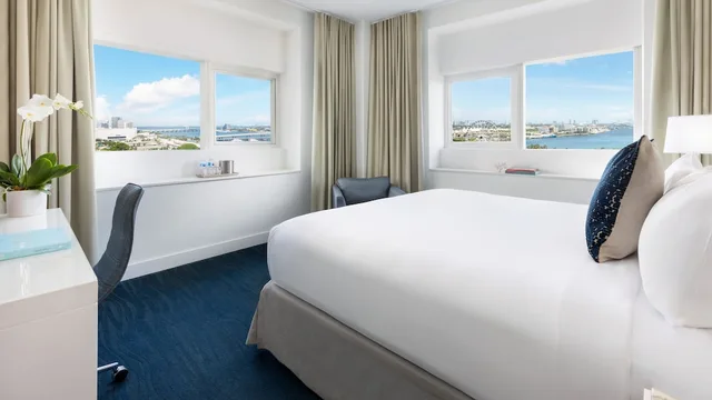 Trendy, King Bed, Bay View، YVE HOTEL MIAMI 2/4