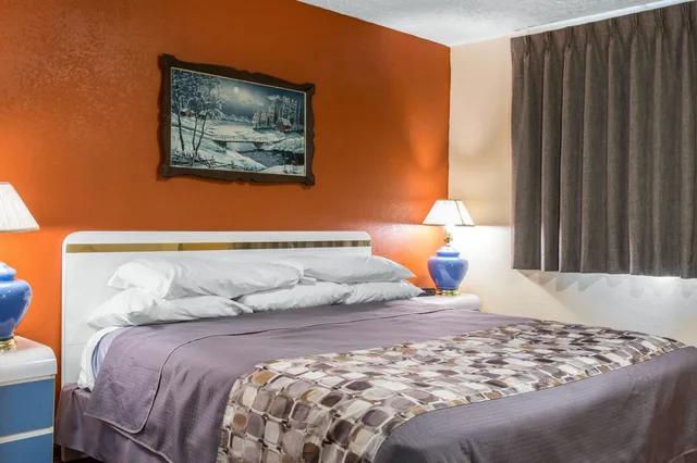 Suite, Double Bed, Rodeway Inn & Suites Branford - Guilford 1/3