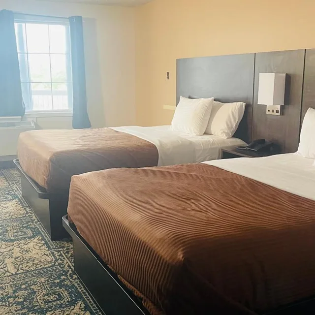 غرفة بسرير كوين، The Universal Inn And Suites 3/9