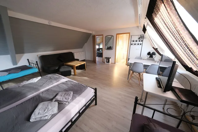 غرفة أساسية رباعية بسرير كينج مع أريكة، B+B Hotel Sonnenmatte Near Badeparadies 5/10