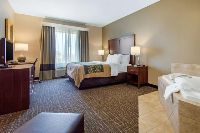غرفة بسرير كينج بحوض جاكوزي، Comfort Inn And Suites Norman 3/3