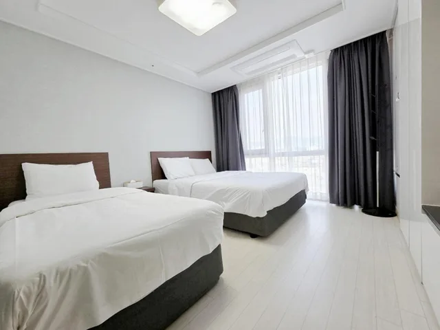 غرفة قياسية ثلاثية، The Venezia Suite Hotel 1/2