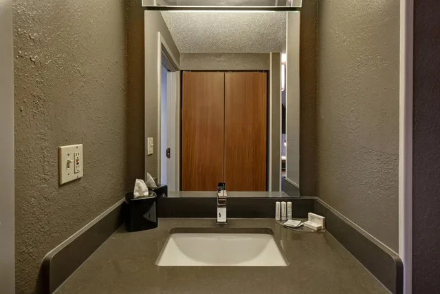 غرفة بسريرين مزدوجين، Courtyard by Marriott Cincinnati Airport 4/5