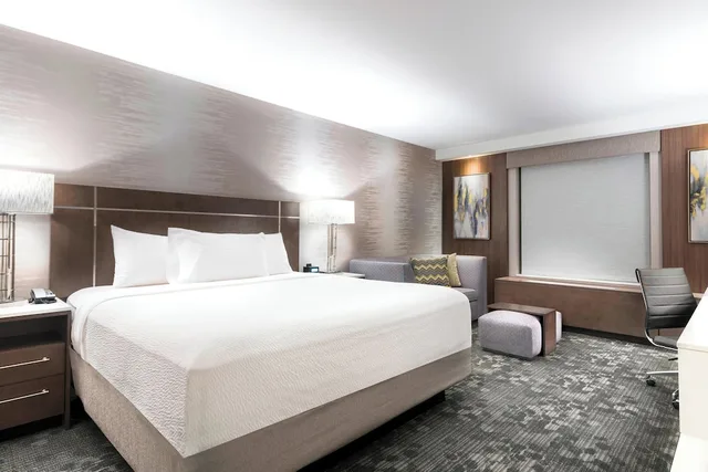 غرفة بسرير كينج مع أريكة لذوي الإعاقة، Courtyard Edgewater Nyc Area 4/10