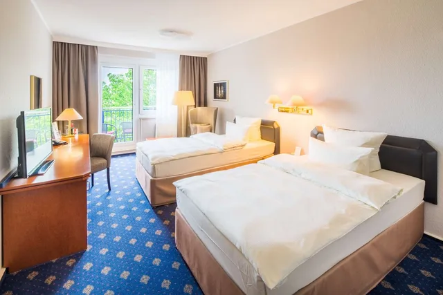 غرفة كومفورت بسريرين منفصلين بشرفة، Best Western Hotel Windorf 1/7