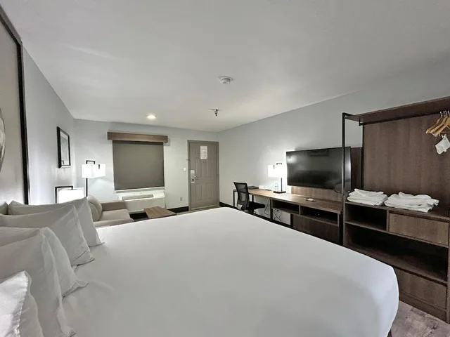 غرفة قياسية بسرير كينج مع أريكة، SureStay Plus by Best Western Cannon A.F.B. 3/7