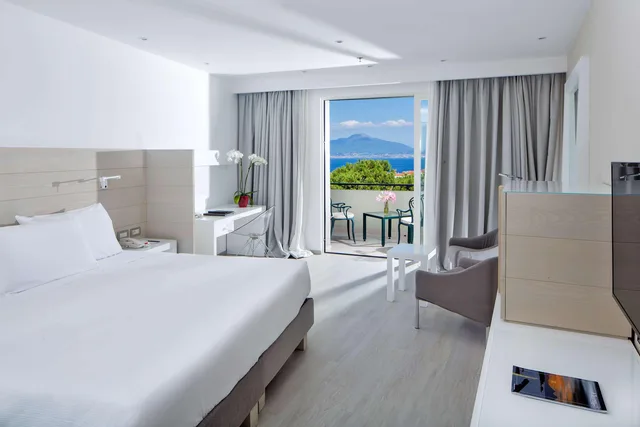 غرفة ديلوكس بسرير مزدوج بإطلالة على البحر، Hilton Sorrento Palace 2/4