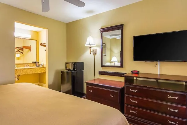 غرفة قياسية بسرير كينج، Econo Lodge Inn and Suites Bryant 1/3