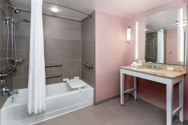 جناح بسرير كينج وسريرين كوين بغرفتي نوم بحوض استحمام لذوي الإعاقة، Homewood Suites By Hilton Boston/Canton Ma 3/5