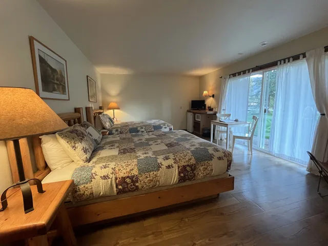 غرفة بسريرين كوين بإطلالة على النهر، River Run Inn 1/3