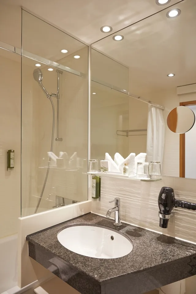 غرفة ثلاثية بسرير مزدوج وسرير فردي، Hotel Adler Zurich 4/4