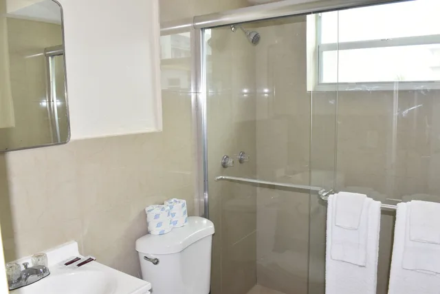 غرفة ديلوكس بسريرين كوين بإطلالة على البحر بمطبخ صغير، Golden Sand Oceanfront 2/2