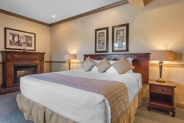 غرفة قياسية بسرير كينج وسرير كوين، Inn On The Lake 2/9