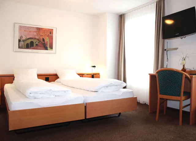 غرفة قياسية بسرير مزدوج، TOP Hotel Freihof Unteraegeri 2/3