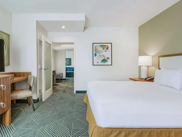 جناح بسرير كينج مع أريكة، Embassy Suites by Hilton Houston Downtown 2/4