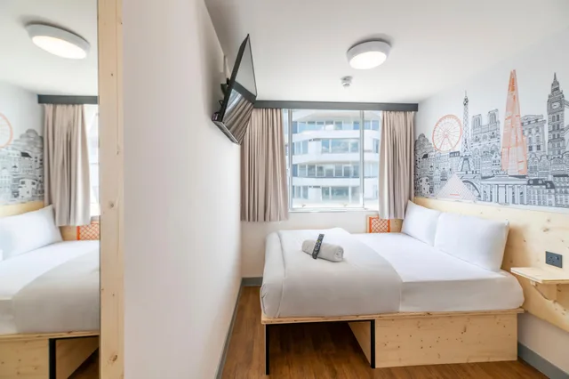 Room, No Window، easyHotel Croydon 1/1