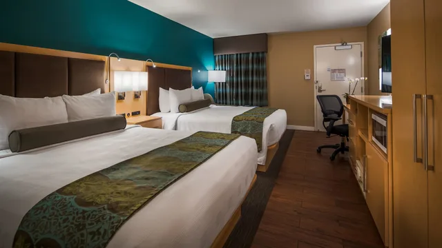 غرفة قياسية بسريرين كوين بإطلالة على الجبل، Best Western Plus South Coast Inn 6/10
