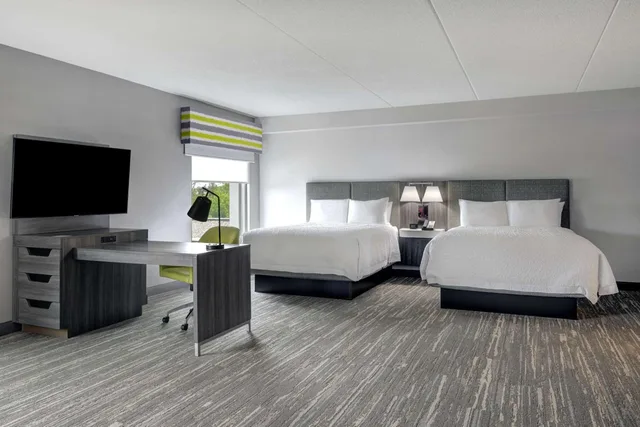 استوديو بسريرين كوين مع أريكة بحوض استحمام لذوي الإعاقة، Hampton Inn & Suites by Hilton Burlington Toronto 1/4