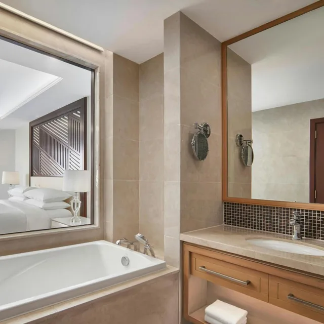 غرفة ديلوكس بسرير كينج بشرفة، Renaissance Hoi An Resort & Spa 10/10