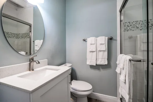 جناح جونيور بسرير كوين وسرير فردي بغرفتي نوم مع أريكة، Rainbow Bend Resort 3/4