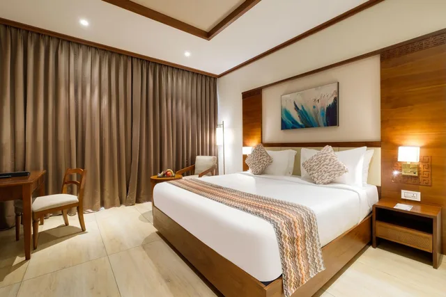 Winter Green Room with Balcony and City View، The Fern An Ecotel Hotel Lonavala 1/1