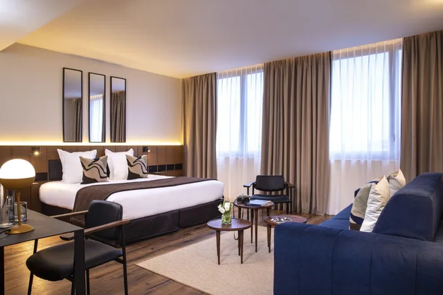 جناح جونيور، Hotel du Port 2/4