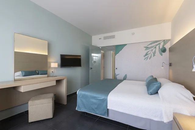 Family Suite, Queen Bed, Lateral Side Sea View, 2 Sofa، Mikri Poli Hotel Kos 1/1