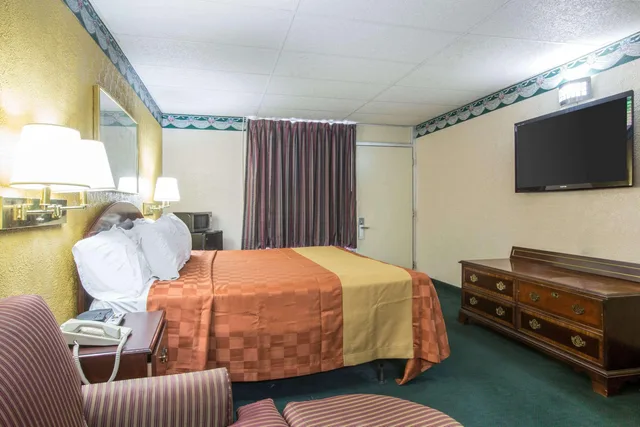 Room, King Bed, Smoking, Rodeway Inn Gadsden - Attalla 2/2