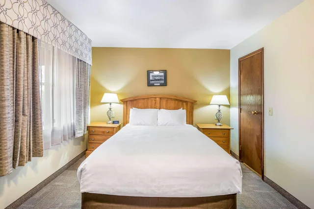 Efficiency, Suite, Queen Bed، Clarion Hotel & Suites Fairbanks near Ft Wainwright 1/5