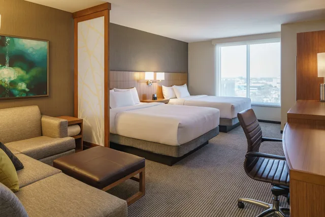 غرفة بسريرين كوين مع أريكة، Hyatt Place Houston Galleria 1/3
