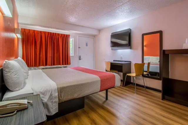غرفة بسرير كوين للمدخنين، Motel6 Ashland, OH 2/10