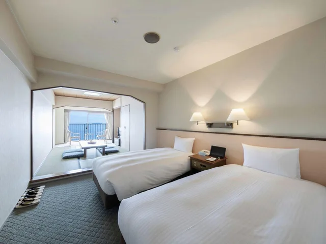 غرفة يابانية غربية قياسية بسريرين منفصلين بإطلالة على البحر، Resorpia Atami 1/2