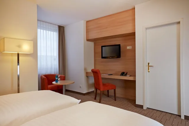 غرفة عائلية مع أريكة، H+ HOTEL WIESBADEN NIEDERNHAUSEN 3/9