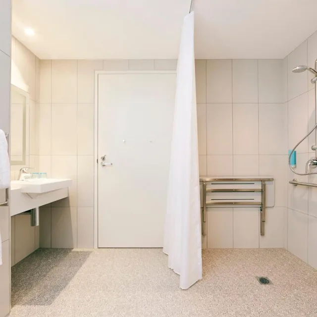 غرفة قياسية بسرير كينج وسرير كوين لذوي الإعاقة، Holiday Inn Express Sydney Macquarie Park 4/4