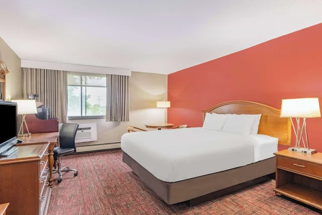 Deluxe, King Bed, Ramada By Wyndham Grand Forks 7/10