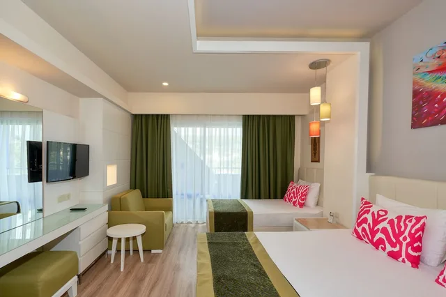 Standard, 1 Double and 1 Single Bed, Pool Side، Orange County Alanya 9/10