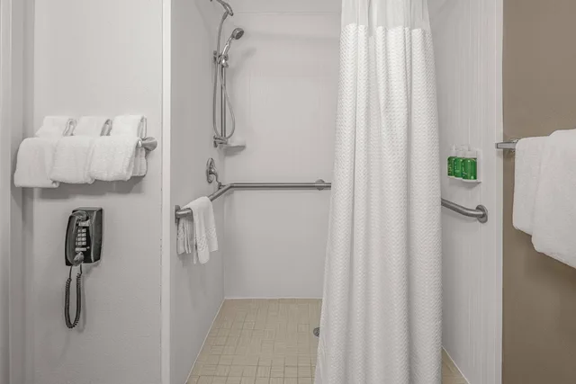 غرفة بسرير كوين بحوض استحمام لذوي الإعاقة، Courtyard by Marriott Wilmington / Wrightsville Beach 6/6