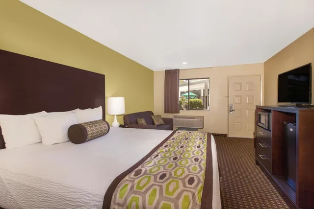 غرفة ديلوكس بسرير كينج، Days Inn by Wyndham San Jose Airport 2/5