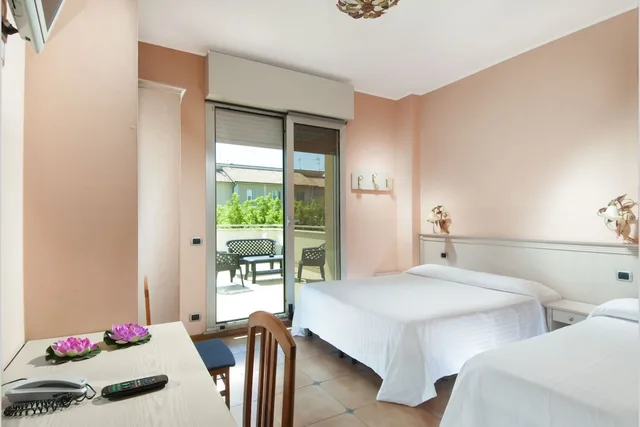 Smart, Triple, 1 Double and 1 Single Bed، Hotel Le Querce 1/8