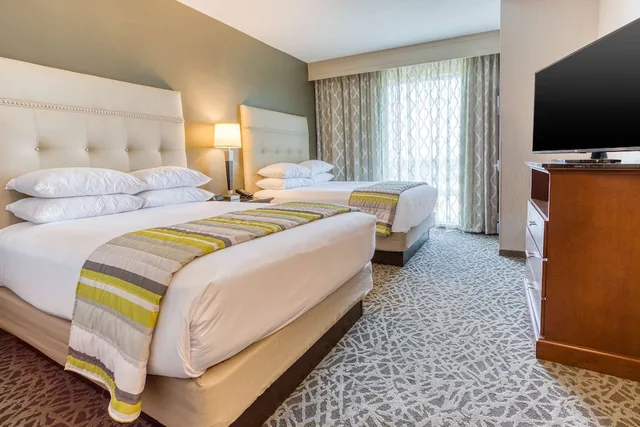 جناح بسريرين كوين بغرفتين مع أريكة في طابق مرتفع، Drury Inn and Suites Cincinnati Northeast Mason 2/3