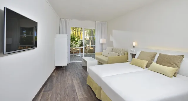 Xtra, Twin Beds, Sun Room، Sol Falco Menorca 1/3