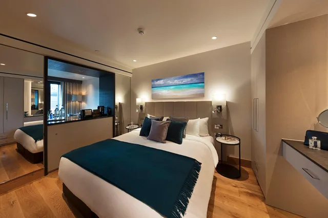 Signature, Suite, King Bed, Tower Bridge View, Sofa, Kitchen، Tower Suites by Blue Orchid 1/1