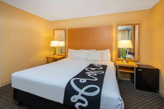 جناح بسرير كينج بغرفة نوم واحدة، La Quinta Inn & Suites by Wyndham Deerfield Beach I-95 2/3