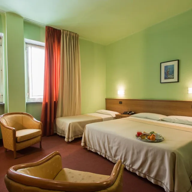 غرفة ثلاثية، Hotel Lux 2/10