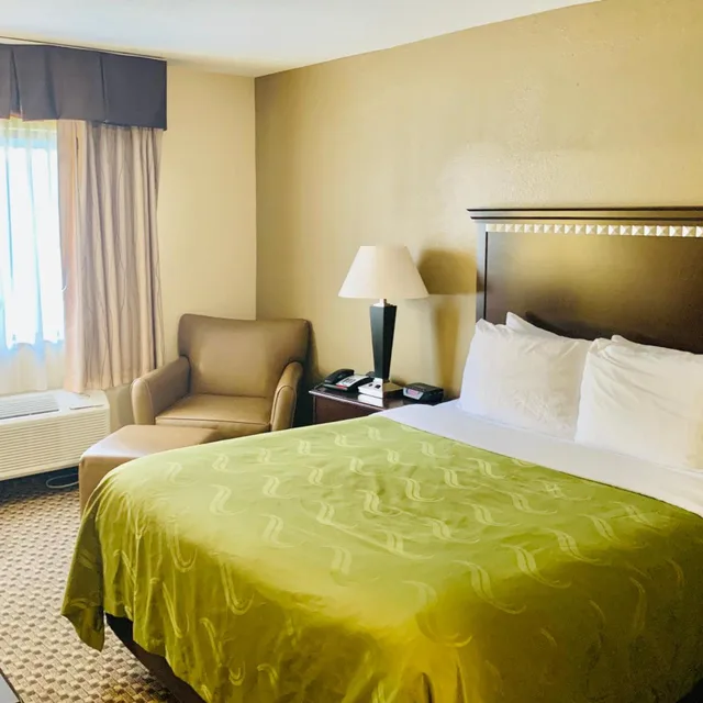 غرفة بسرير كينج، Quality Inn Macomb Near University Area 2/2