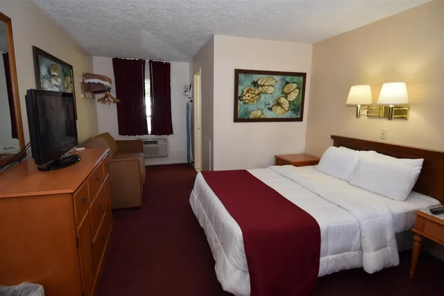 غرفة بسرير كوين بحوض استحمام، Knights Inn Oswego East 1/10
