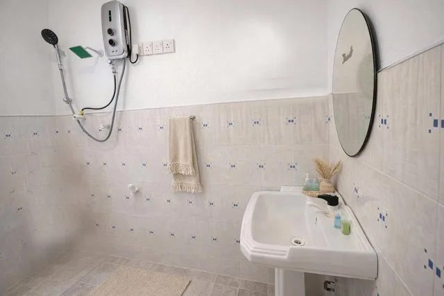غرفة عائلية بسرير كوين وسريرين فرديين بإطلالة على البحر، Dinuda Resort 4/4