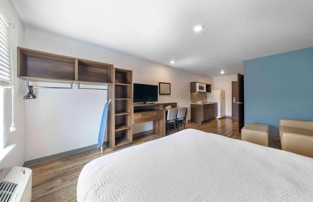 غرفة قياسية بسرير كوين، WoodSpring Suites Deerfield Beach 4/7