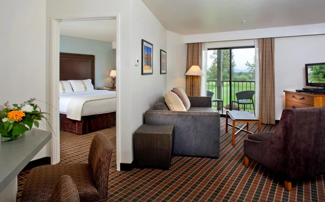 1 Bedroom, Suite, King Bed, Golf Course View، Holiday Inn Resort the Lodge At Eagle Crest 2/2