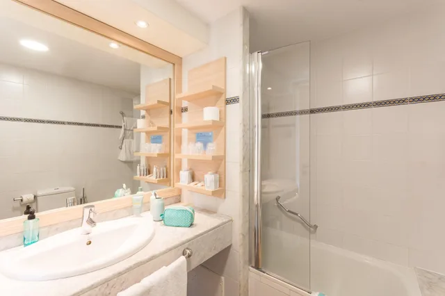 غرفة بسرير مزدوج بإطلالة على البحر بشرفة مع سرير إضافي، Monterrey Hotel 10/10
